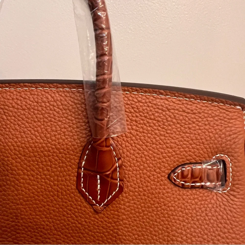 25 cm genuine Togo leather featuring an embossed crocodile print. - Picture 9 of 11